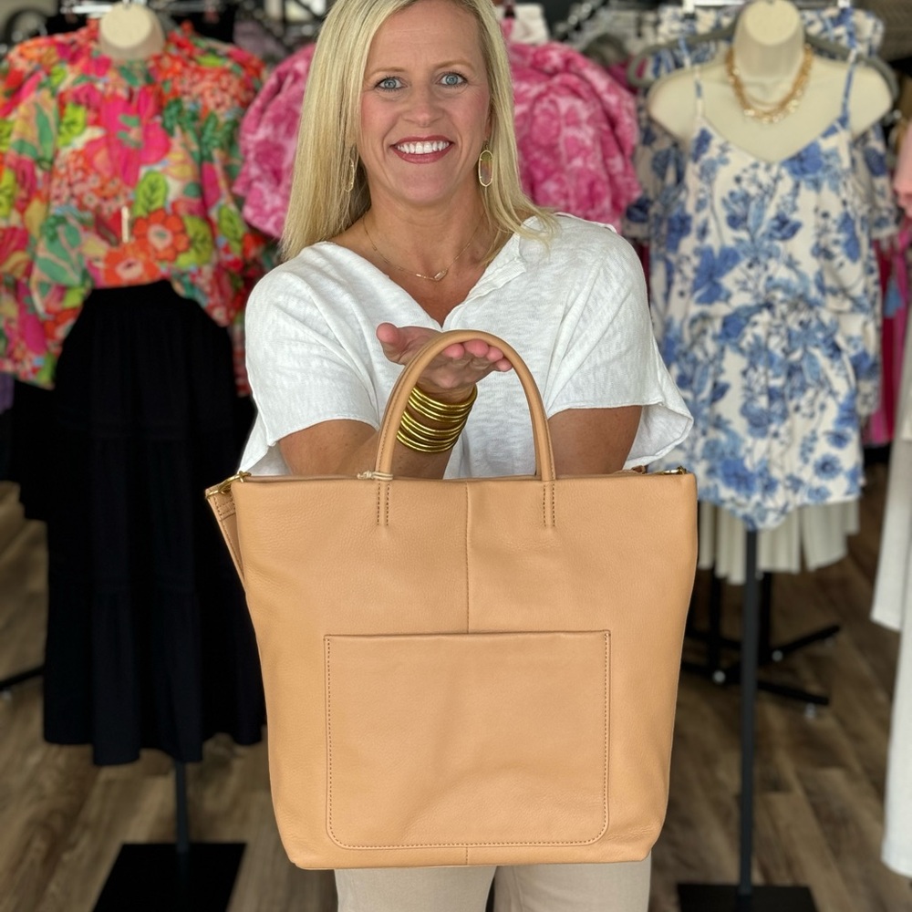 Hobo Tripp Tote in Sandstorm